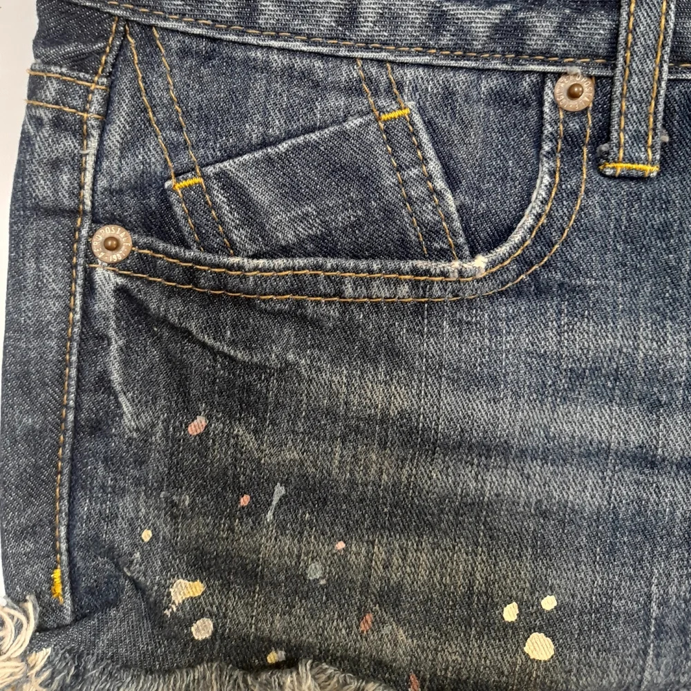 ● AEROPOSTALE | CUT OFF & PAINT DOTS SHORT - Picture 6 of 16